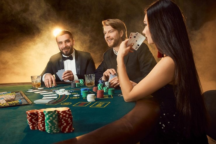 qqfun77 app live-dealer table interface showing blackjack game with dealer and player cards